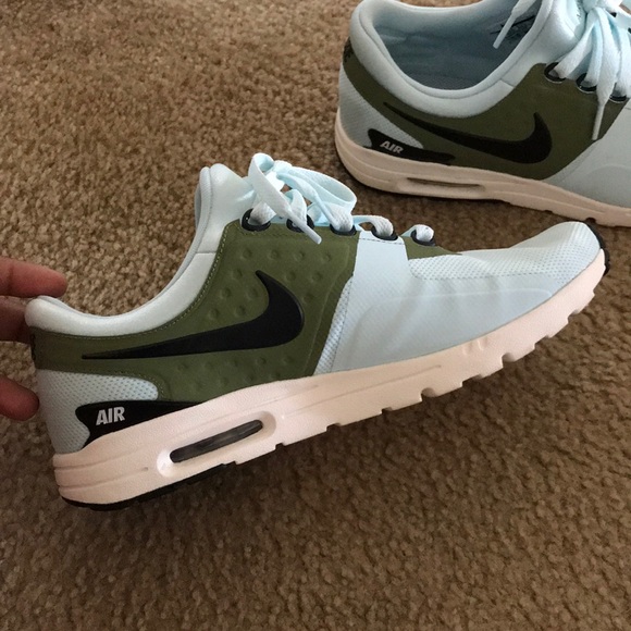 NIKE WOMEN’S Size 9 Air Max Zero - Picture 4 of 6